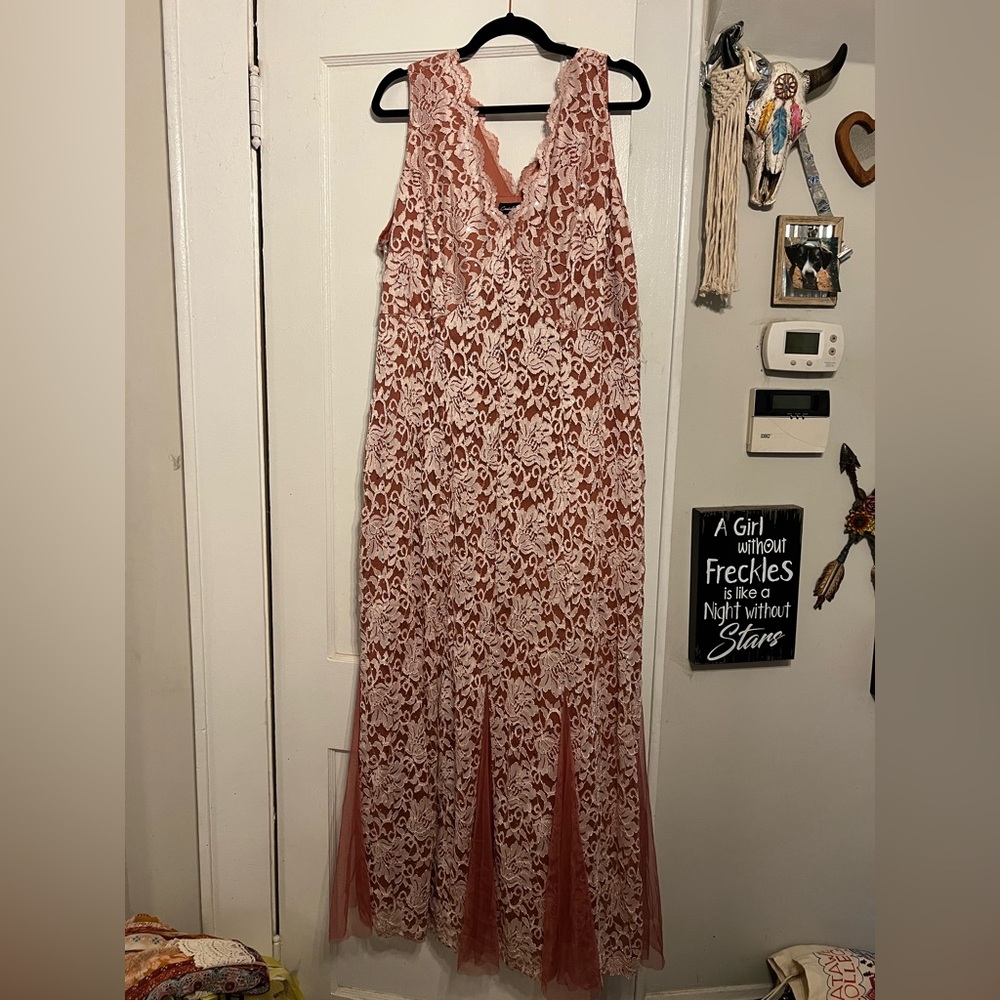 Elegant Lace Sleeveless Dress in Pink